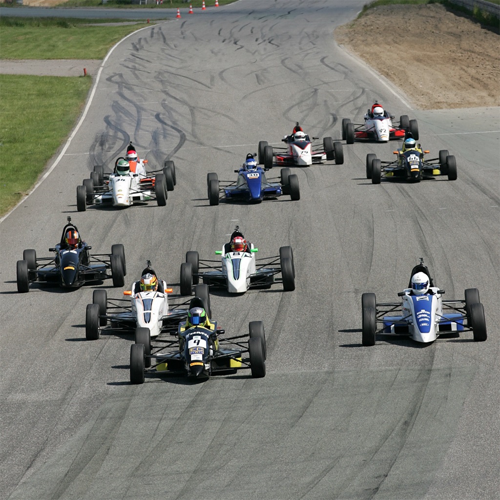Frederik Schandorff (forrest tv) vandt alle tre løb for Formel Ford på Ring Djursland
(Foto: Henning Smed / <A HREF=http://www.danskerbiler.dk/danskerchassiser/index.php TARGET=blank >DanskerBiler.dk</A>)